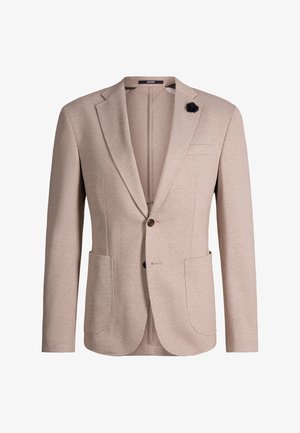 Blazer beige pour homme avec revers crantés, deux poches plaquées à l'avant, deux boutons et une petite fleur en tissu foncé sur le revers gauche.