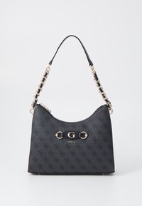 Zwarte synthetische handtas met een gebogen vorm, een geprofileerde textuur, gouden hardware en een strap met kettingaccenten. Kenmerkt zich door een opvallend "G" logo.