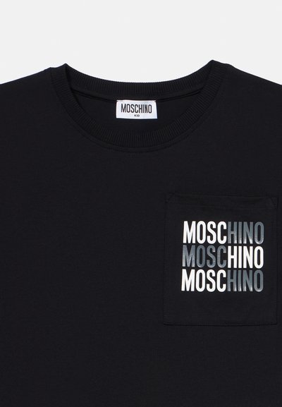 Μαύρο παιδικό μπλουζάκι με τσέπη στο στήθος που φέρει το «MOSCHINO» τυπωμένο τρεις φορές με λευκά και γκρι γράμματα σε τετράγωνο στιλ.