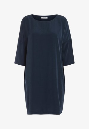 Navyblå oversized tunika med korta ärmar, rund halsringning och slät textur. Avspänt design, inga mönster eller metalldetaljer synliga.