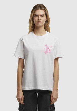 Fehér pamut póló rózsaszín horgony grafikával és pillangókkal, rövid ujjú, kerek nyakú kialakítású. Laza szabás.