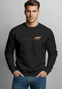 Schwarzer Sweatshirt mit einem orangen Fuchs-Graphic und weißen gestrichelten Linien. Weicher Stoff mit Rundhalsausschnitt und lässigem Schnitt.