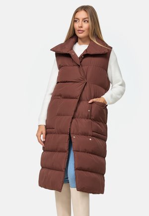 Chaleco acolchado marrón con un alto cuello, cierre delantero de botones a presión y bolsillos laterales. La tela es texturizada y acolchada con un diseño largo y fluido.