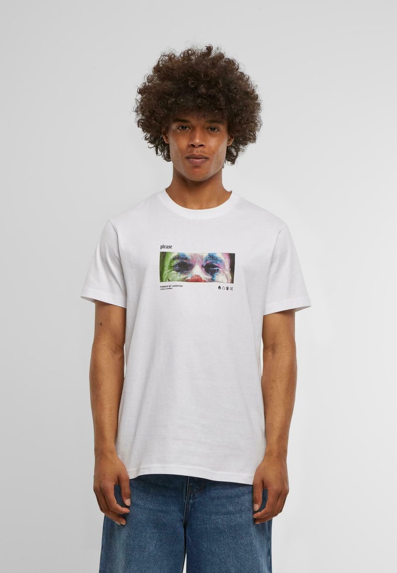 Hvid bomulds T-shirt med en farverig trykt grafik på forsiden, der forestiller et ansigt, med korte ærmer og rund halsudskæring.