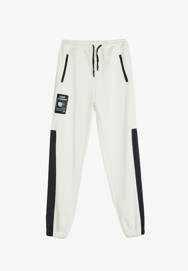 Hvide sweatpants med sorte sidepaneler, elastisk talje, snor og to lynlåslommer. Har et "GAME CHANGER" mærke på forsiden.