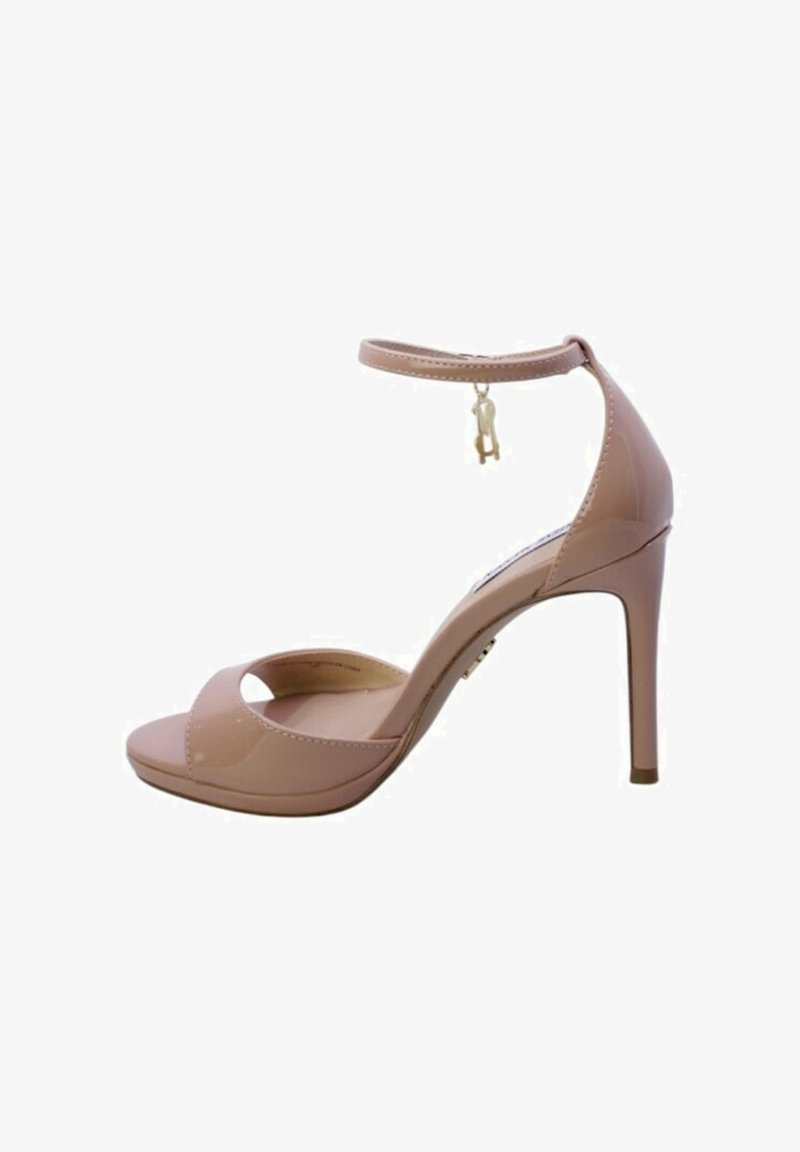 Sandal in vernice rosa con tacco alto, cinturino alla caviglia, design con punta aperta e dettaglio di charm dorato sul cinturino. Texture liscia e lucida.