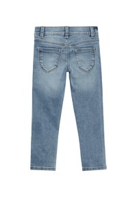 Vaqueros de mezclilla azul claro con corte ajustado, que presentan una cintura alta, dos bolsillos traseros y costuras distintivas. Textura suave, sin desgastes visibles.