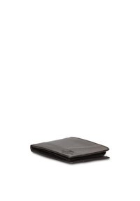 Bruine leren portemonnee, bi-fold ontwerp, gladde textuur, zichtbare stiksels en een subtiel logo aan de voorkant. Compacte en minimalistische vorm.