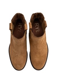 Brązowe zamszowe botki za kostkę z dwoma bocznymi pętlami i gumową podeszwą. Górna część z detalami przeszycia wzdłuż otworu. Teksturowana powierzchnia.
