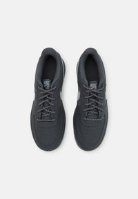 Paire de baskets Nike Air Force 1 gris foncé avec logo blanc sur les côtés et lacets réfléchissants tachetés, vues de dessus sur fond blanc.