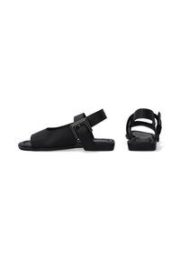 Schwarze Sandalen mit offener Zehe, flacher Sohle und Slingback-Design. Verfügt über einen breiten Riemen und ein metallic glänzendes Schnallen-Detail an der Seite.