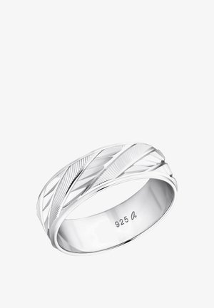 Anillo de plata con un diseño texturizado que presenta patrones de hojas entrelazadas. Marcado con "925" en la parte interior de la banda, lo que indica que es plata de ley.