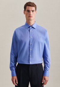 Jasnoniebieska koszula zapinana na guziki z długimi rękawami, klasycznym kołnierzykiem i równymi pionowymi paskami. Posiada białe guziki oraz gładką teksturę materiału.