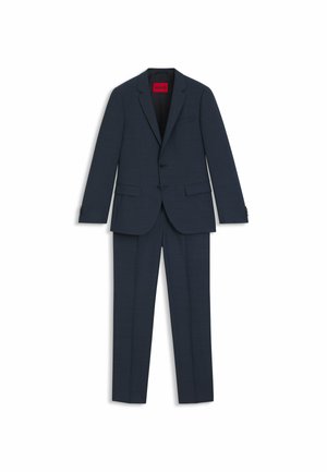 Abito blu navy, vestibilità su misura, giacca monopetto con due bottoni, pantaloni coordinati, tessuto liscio, discreto motivo a quadri, interno foderato.