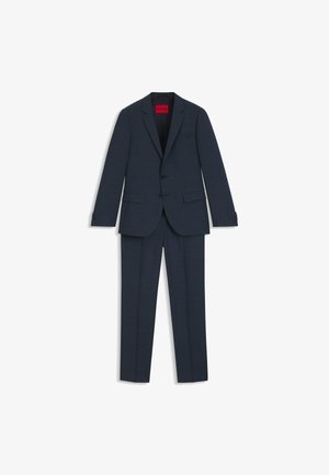 Abito blu navy, vestibilità su misura, giacca monopetto con due bottoni, pantaloni coordinati, tessuto liscio, discreto motivo a quadri, interno foderato.