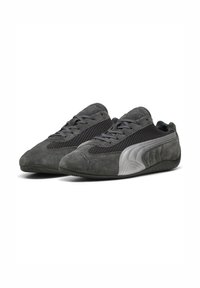 Zapatillas de ante gris con detalles de malla, que cuentan con un logo plateado y acentos, puntera redondeada y una suela de goma texturizada.