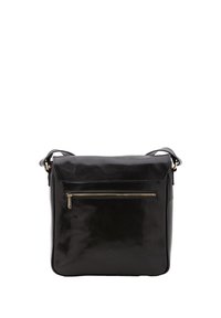 Borsa a tracolla in pelle nera con una texture liscia, forma rettangolare, tracolla regolabile e tasca frontale con zip e hardware dorato.