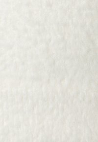 Weißer, plüschiger Stoff mit einer weichen, flauschigen Textur und einem subtilen, unregelmäßigen Muster auf der Oberfläche, das ein gemütliches Aussehen verleiht.