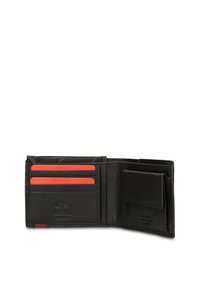 Portafoglio in pelle nera aperto, che mostra due carte di credito rosse negli scomparti per carte e una tasca per monete con patta sul lato destro.