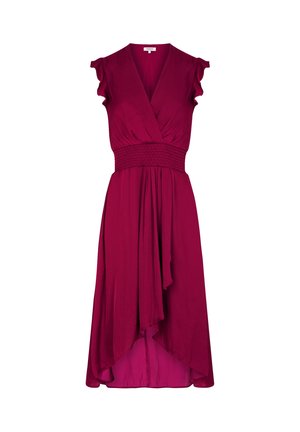 Ærmeløs dyb pink slå-om-kjole med flæser på skuldrene, smock-detalje ved taljen og asymmetrisk høj-lav kant.