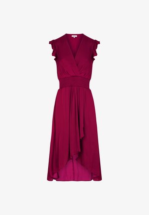 Ærmeløs dyb pink slå-om-kjole med flæser på skuldrene, smock-detalje ved taljen og asymmetrisk høj-lav kant.