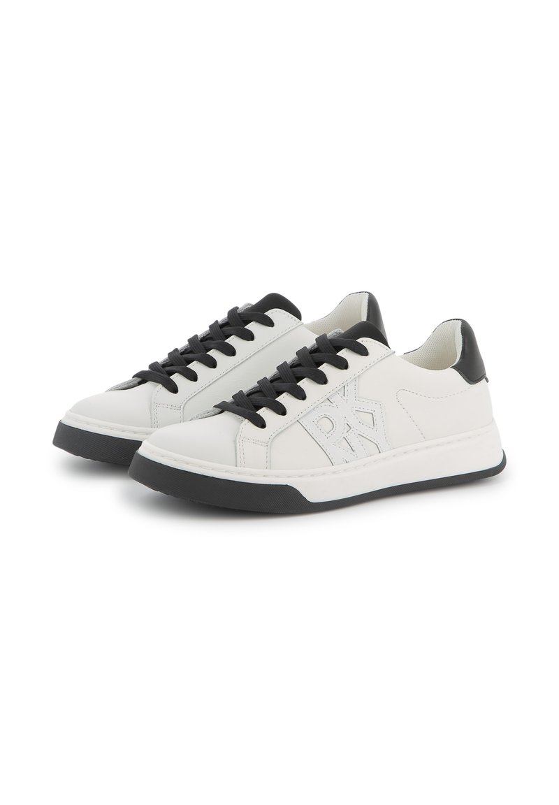 Witte leren sneakers met zwarte accenten, ronde neus en platte rubberen zool. Voorzien van zwarte veters en een geperst logo op de zijkant.