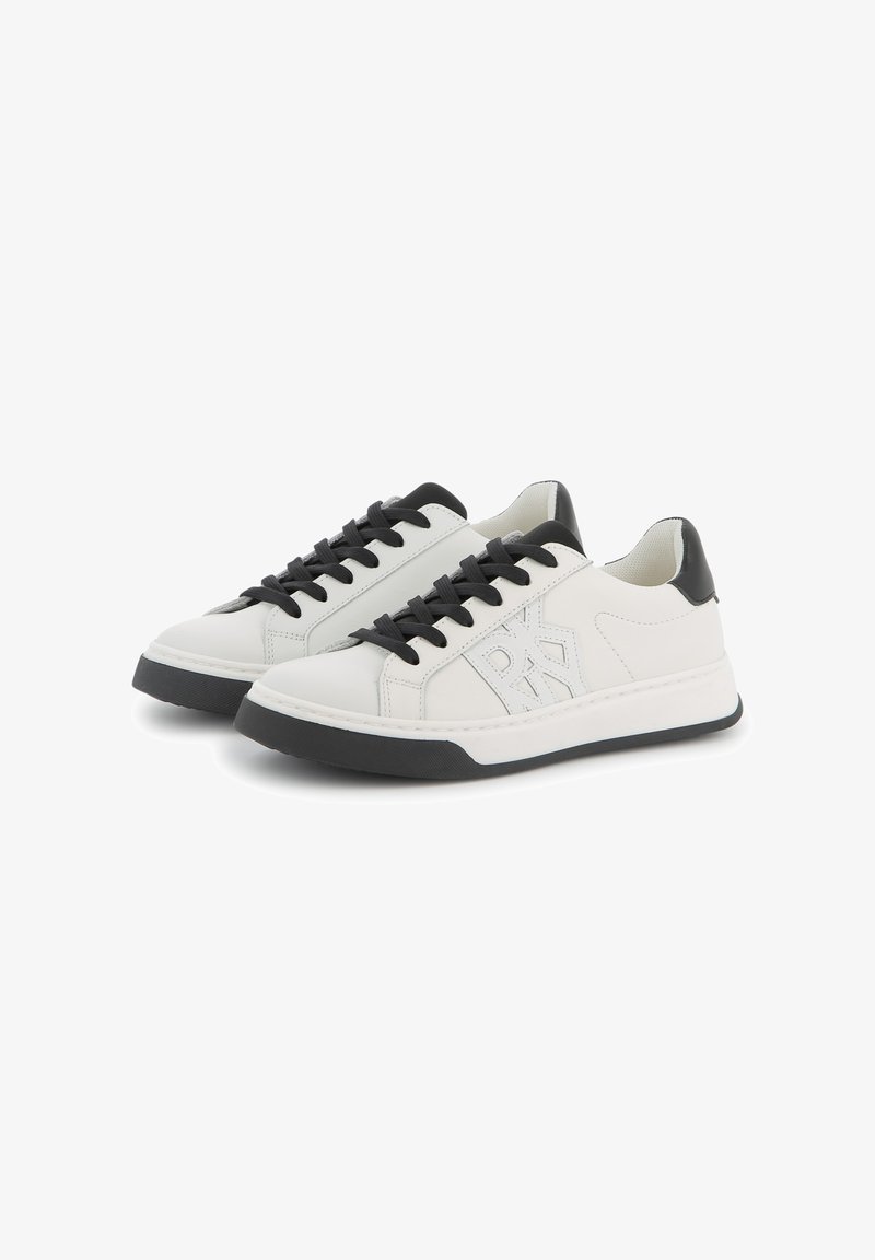 Witte leren sneakers met zwarte accenten, ronde neus en platte rubberen zool. Voorzien van zwarte veters en een geperst logo op de zijkant.