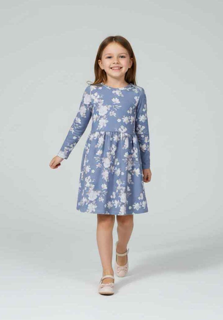 Niebieska sukienka z długim rękawem i białym wzorem kwiatowym; dopasowana talia i rozkloszowany spódnice. Noszona z jasnoróżowymi butami z kokardą.