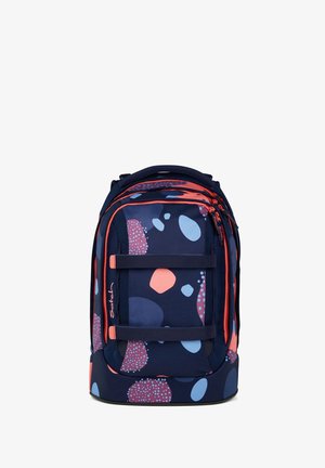 Marineblauer Rucksack mit mehrfarbigen abstrakten Formen, korallenfarbenen Reißverschlüssen und zwei horizontalen Riemen über dem Frontpaneel.