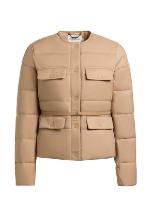 Lysebrun polstret jakke med rund halsudskæring, trykknapper, fire klaplommer og et slankt bælte i taljen.