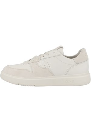 Witte lage sneaker met veters aan de voorkant, geperforeerd zijpaneel, suède accenten en dikke rubberen zool met het merk "CLAE" op de hiel.