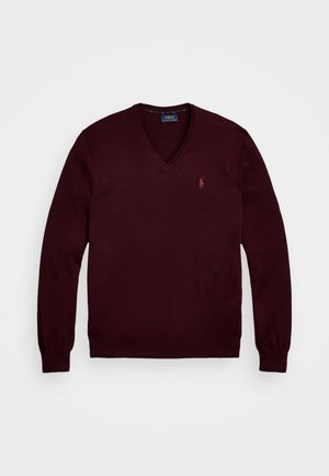 Sweter w ciemnym bordowym kolorze z długimi rękawami i dekoltem w serek, z małym wyszywanym logo polo po lewej stronie klatki piersiowej oraz ściągaczami na mankietach i u dołu.