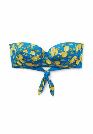 Top de bikini bandeau azul con estampado de limones amarillos y hojas verdes, con copas moldeadas y un detalle de lazo en la parte delantera. Textura de tejido suave.