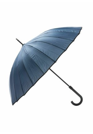 Niebieski otwarty parasol z czarnym zakrzywionym uchwytem i widocznymi wieloma żeberkami, przedstawiony na białym tle.