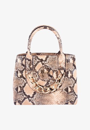 Handtasche mit beigem und schwarzem Schlangenledermuster, zwei Griffen und einem goldenen Kettendetail auf der Vorderseite mit einem runden Logo-Patch.