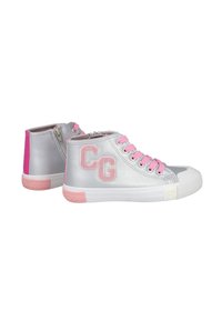 Zapatillas altas de material sintético plateado, con acentos en rosa, cordones y logotipo bordado "CG" en el lateral. Suela de goma.