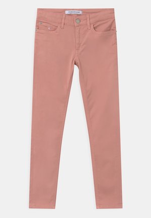 Jean rose ajusté en mélange de coton. Caractéristiques : design classique à cinq poches, bouton en métal argenté et surpiqûres discrètes.
