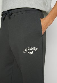 New Balance ESSENTIALS VARSITY - Joggebukse - blacktop