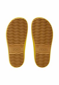 Žluté gumové podrážky s vlnitou texturou a hnědým, vzorovaným podkladem. Obsahují vyražené logo "reima" a číslo velikosti 28.