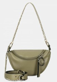 Borsa a tracolla in pelle verde oliva con design curvo, tracolla in catena argentata, chiusura con zip e dettaglio circolare in metallo. Include una tracolla regolabile.