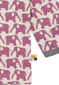 Tessuto di cotone con un motivo ripetuto di elefanti in viola su uno sfondo beige. Include una linguetta multicolore e un polsino grigio a costine.