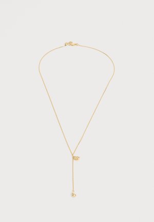 Collier délicat en chaîne d'or avec un petit pendentif en forme de cœur et un pendentif carré suspendu sur un fond clair.