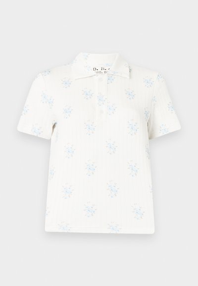 Polo blanc à manches courtes avec de petits motifs floraux bleus, une patte de boutonnage à trois boutons et un col classique.
