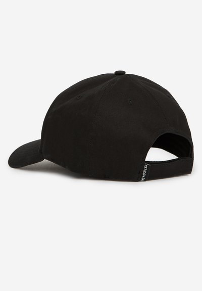 Casquette de baseball noire en tissu avec une visière courbée, une sangle ajustable à l'arrière et des trous de ventilation piqués sur la couronne.