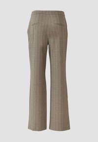 Pantalons droits en brown à motif chevron avec deux poches passepoilées à l'arrière sur un fond clair.
