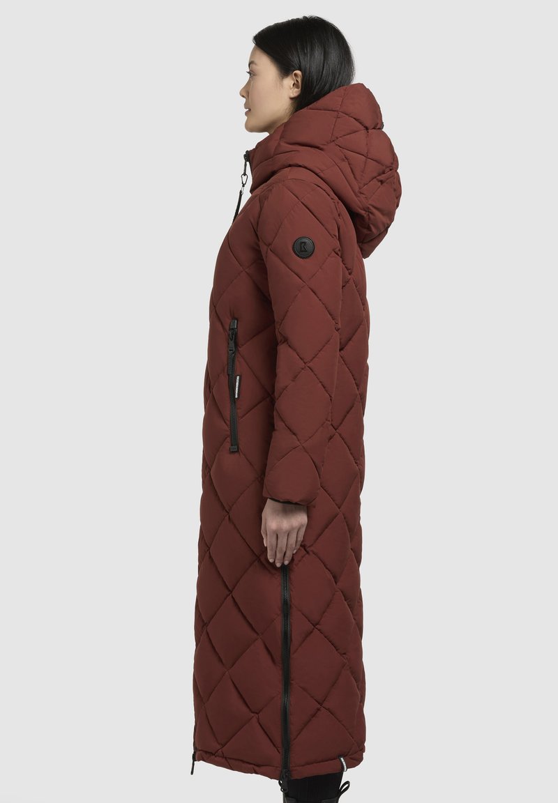 Langer, burgunderfarbener Puffercoat mit Rautensteppung, hohem Kragen, seitlichen Reißverschlusstaschen und Kapuze. Verfügt über schwarze Akzente und einen frontalen Reißverschluss.