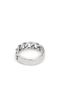 Bague en argent présentant un design en chaîne, des bords arrondis lisses et une surface polie avec des marques indiquant la pureté du matériau.