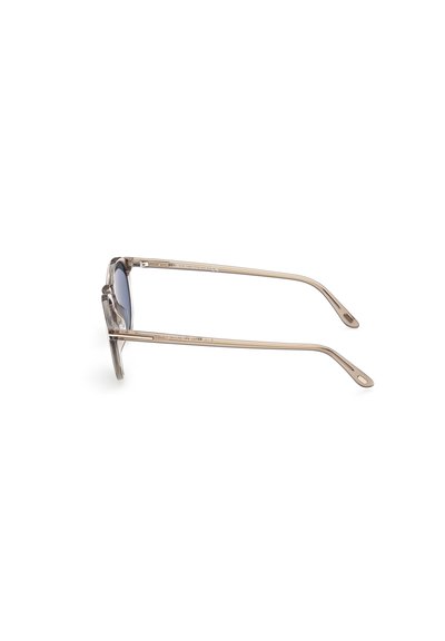 Klare Sonnenbrille mit durchsichtigem Rahmen und dunklen Gläsern. Die Bügel sind dünn mit einem subtilen Metall-Finish und haben an den Enden eine leichte Kurve.