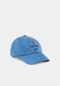Jeansblå keps med böjd skärm, broderad "tommy girl"-text och röd stjärndetalj framtill för extra detalj.