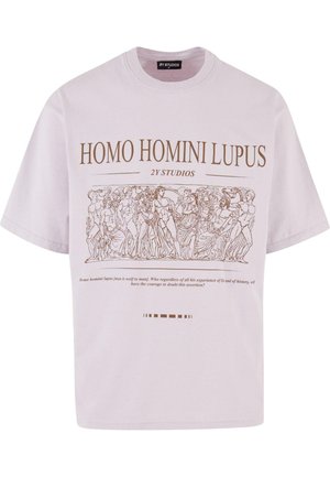 T-shirt in cotone rosa chiaro con maniche corte, collo rotondo e testo e illustrazioni grafiche marroni frontalmente.